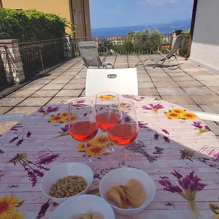 Mit Seeblick Und Privatem Garten By Interhome בית נופש *