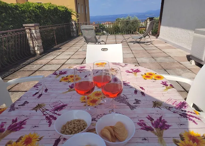 Mit Seeblick Und Privatem Garten By Interhome בית נופש *