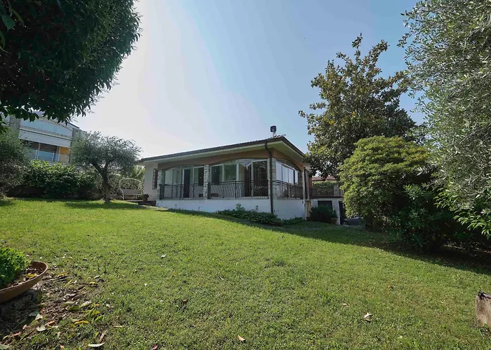 בית נופש Mit Seeblick Und Privatem Garten By Interhome *