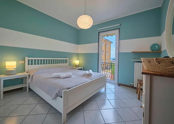 Mit Seeblick Und Privatem Garten By Interhome בית נופש *