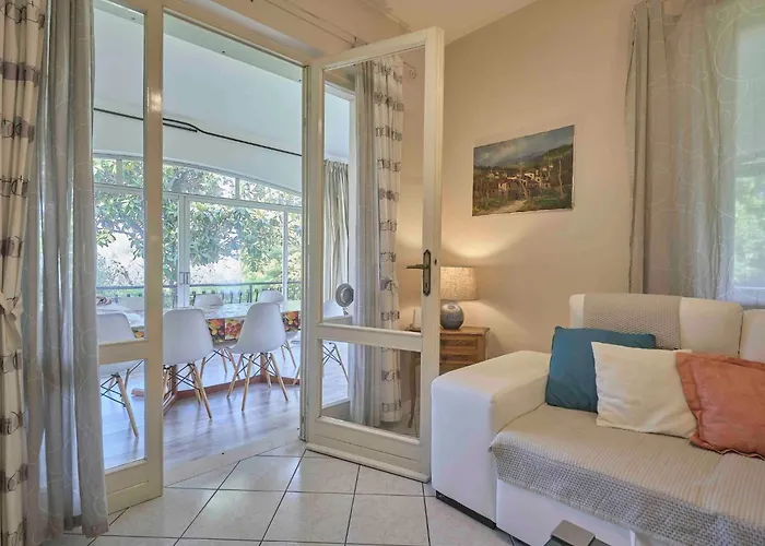 Mit Seeblick Und Privatem Garten By Interhome בית נופש *