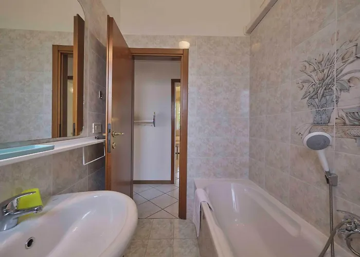 בית נופש Mit Seeblick Und Privatem Garten By Interhome *