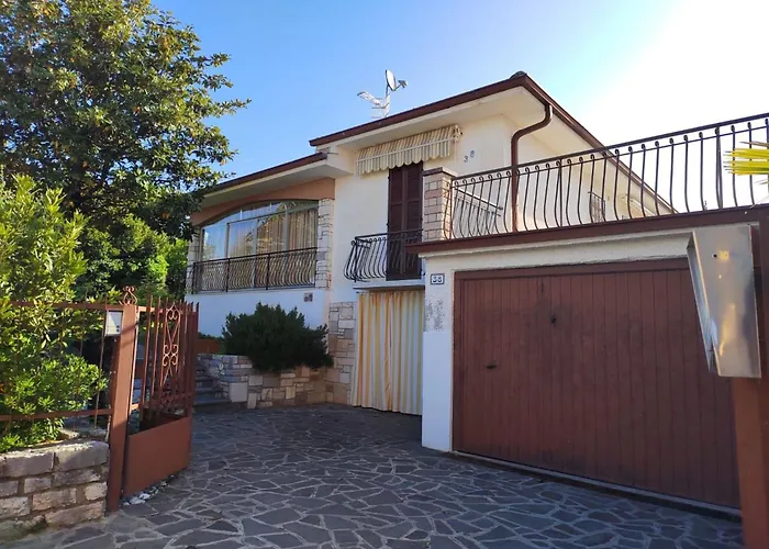 Mit Seeblick Und Privatem Garten By Interhome בית נופש